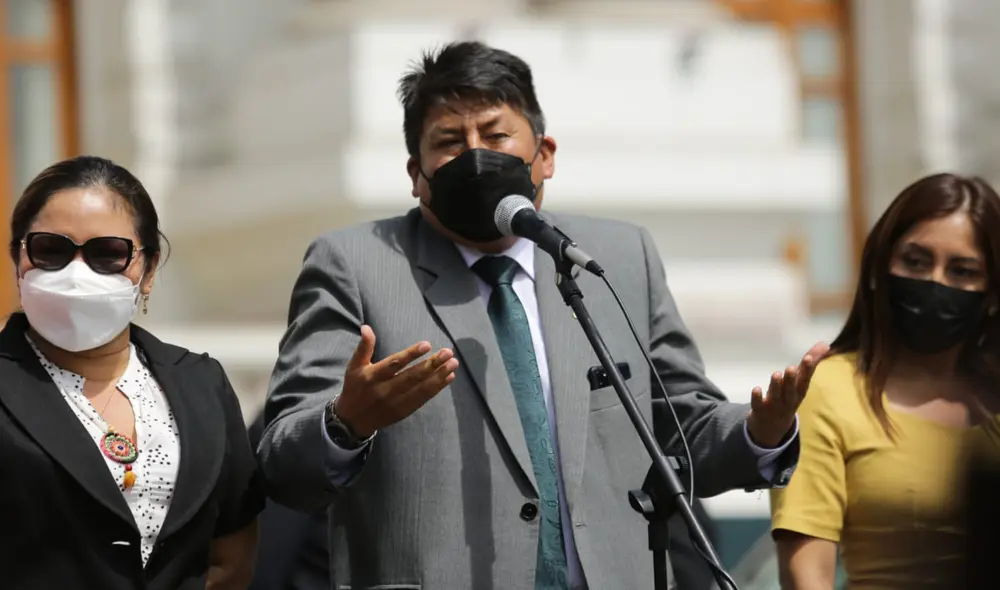 Tras la aprobación de vacancia presidencial, Cerrón Rojas y su bancada emitieron un pronunciamiento a las afueras del Congreso. Foto: John Reyes