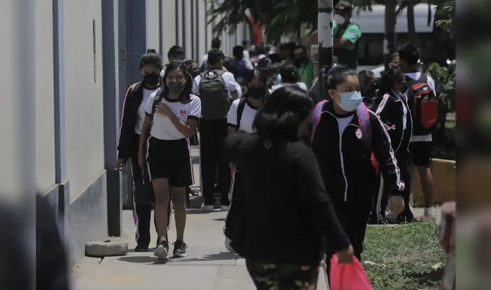 Los colegios ofrecen las modalidades presencial, semipresencial y virtual, durante el inicio del año escolar 2022. Foto: El peruano