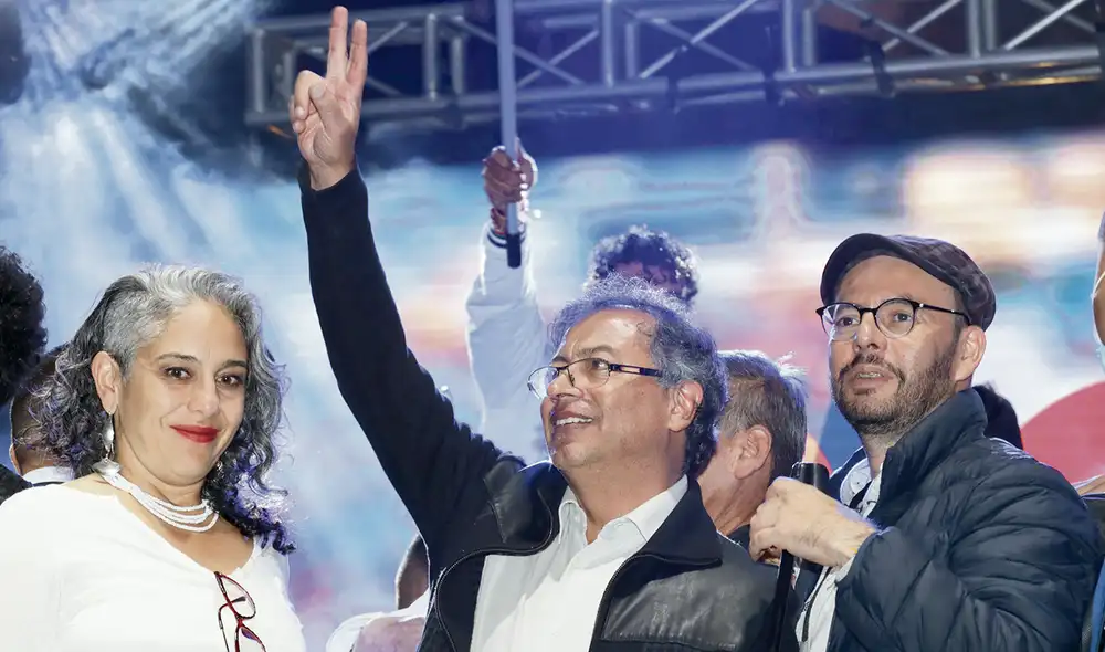 El favorito. El izquierdista Gustavo Petro saluda a sus simpatizantes luego de los buenos resultados obtenidos el domingo en las elecciones legislativas. Foto: EFE El favorito. El izquierdista Gustavo Petro saluda a sus simpatizantes luego de los buenos resultados obtenidos el domingo en las elecciones legislativas. Foto: EFE