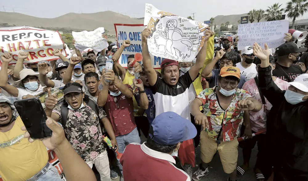 Rechazo. Diferentes gremios de pescadores en desacuerdo con bono de S/ 3.000 de Repsol. Foto: Gerardo Marín/La República Rechazo. Diferentes gremios de pescadores en desacuerdo con bono de S/ 3.000 de Repsol. Foto: Gerardo Marín/La República