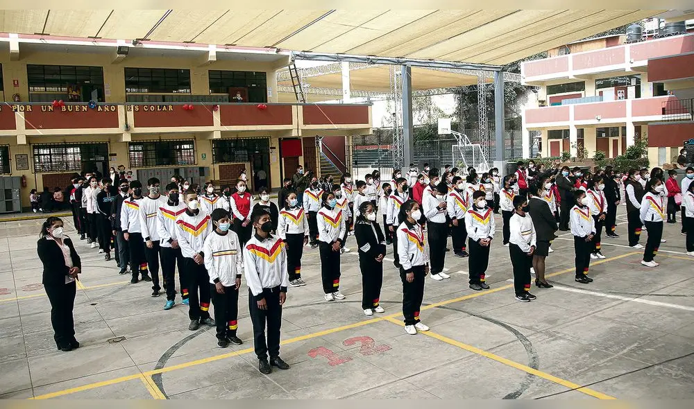 Otra cara. En Yanahura, autoridades de educación iniciaron año escolar en moderna infraestructura de colegio José de Sucre. Foto: La República Otra cara. En Yanahura, autoridades de educación iniciaron año escolar en moderna infraestructura de colegio José de Sucre. Foto: La República