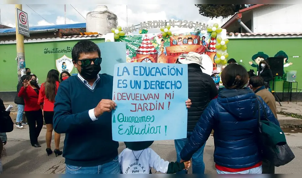 Protesta. Padres junto a sus niños reclamaron a autoridades por no reubicar vacunatorio que se instaló en su colegio. Foto: Juan Carlos Cisneros/ La República Protesta. Padres junto a sus niños reclamaron a autoridades por no reubicar vacunatorio que se instaló en su colegio. Foto: Juan Carlos Cisneros/ La República