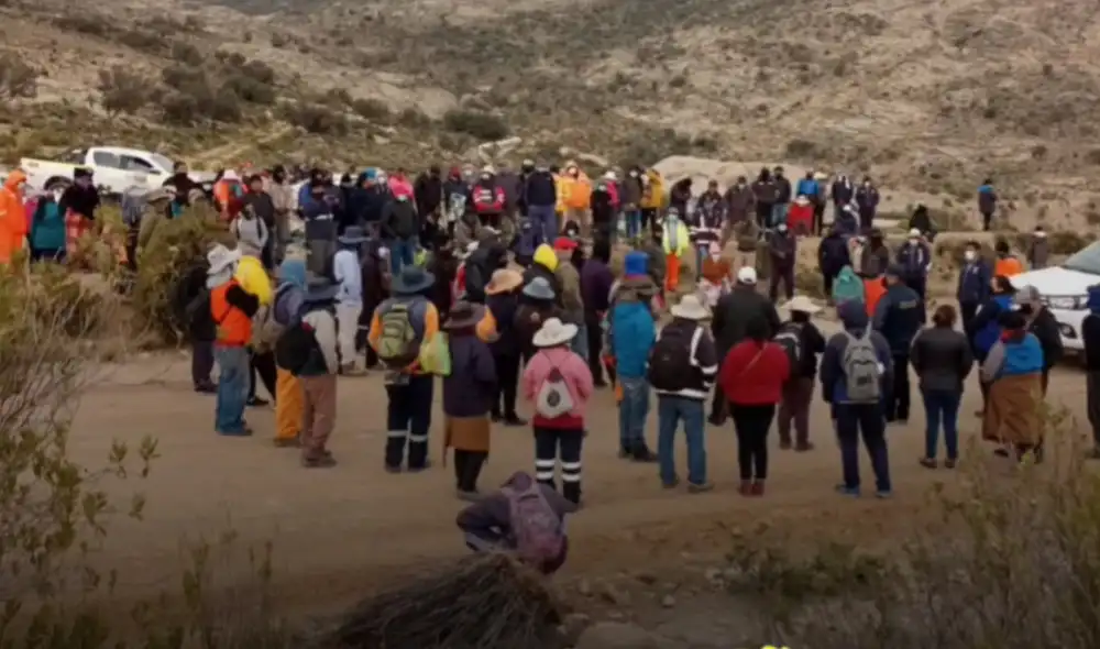 Los comuneros se declaran propietarios de los terrenos donde opera la unidad minera operada por Southern Perú. Foto: Radio Sol. Los comuneros se declaran propietarios de los terrenos donde opera la unidad minera operada por Southern Perú. Foto: Radio Sol.