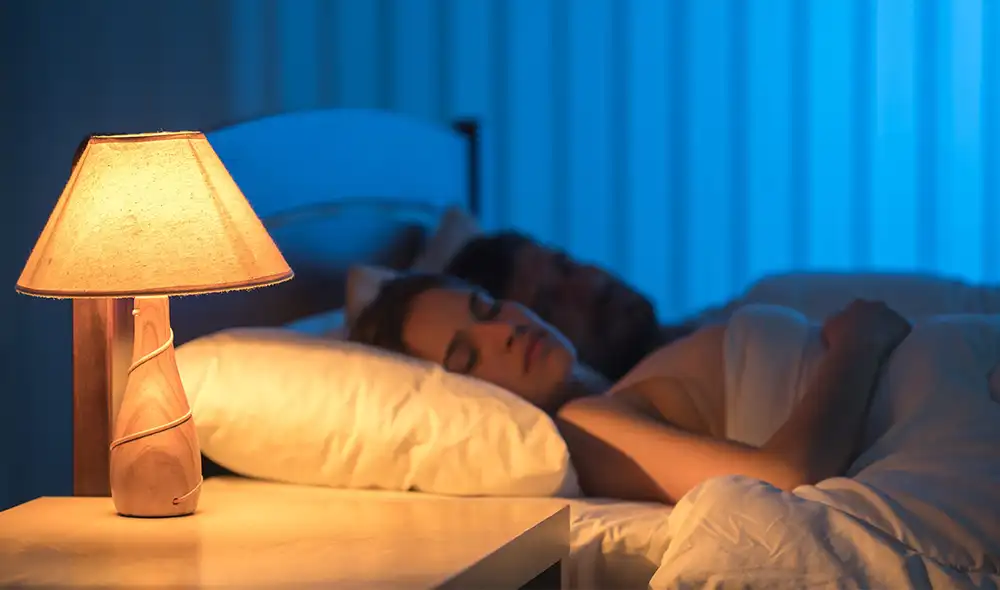 Se detectaron alteraciones en la frecuencia cardíaca y resistencia a la insulina en las personas que durmieron con luz encendida. Foto: Adobe Stock