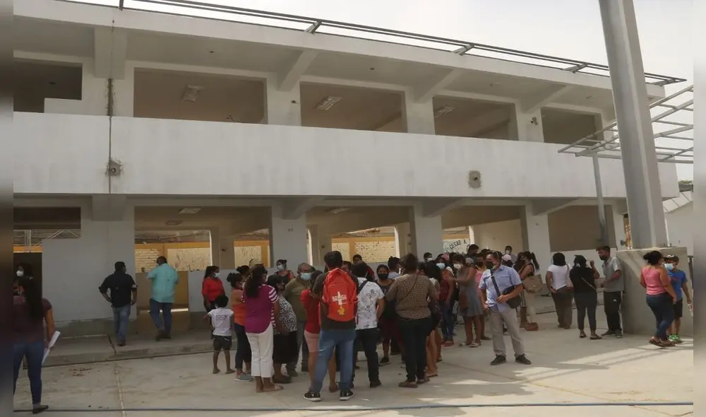 Padres de familia piden que se reinicien trabajos en colegio. Foto: La República. Padres de familia piden que se reinicien trabajos en colegio. Foto: La República.