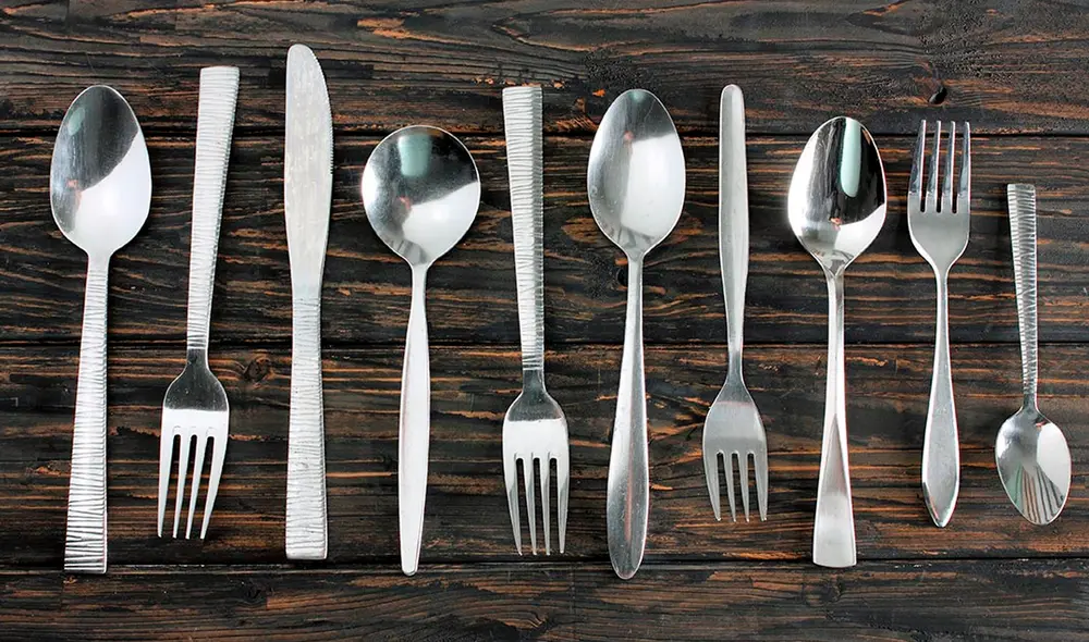 Los cubiertos de plata o acero tienden a perder su brillo con el uso. Foto: cocinafacil