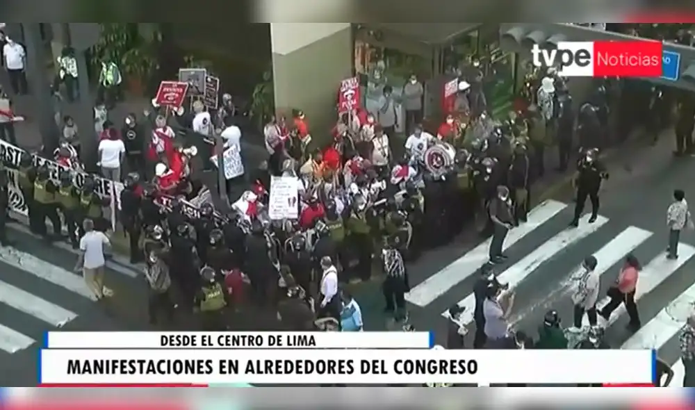 Manifestantes se aglomeran en las afueras del Congreso. Foto: captura TV Perú Manifestantes se aglomeran en las afueras del Congreso. Foto: captura TV Perú