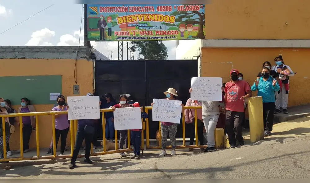 Padres de familia piden intervención de la Ugel Norte. Foto: URPI/Alexis Choque Padres de familia piden intervención de la Ugel Norte. Foto: URPI/Alexis Choque