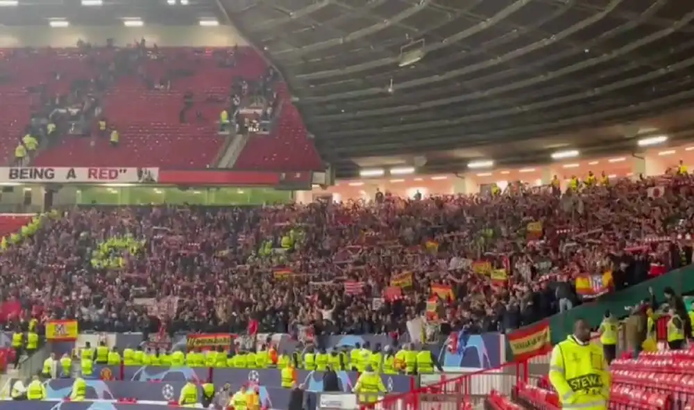 Felicidad total para los colchoneros. Los hinchas del Atlético Madrid celebraron la clasificación en Old Trafford. Foto: captura video Twitter @AlvarodeGrado