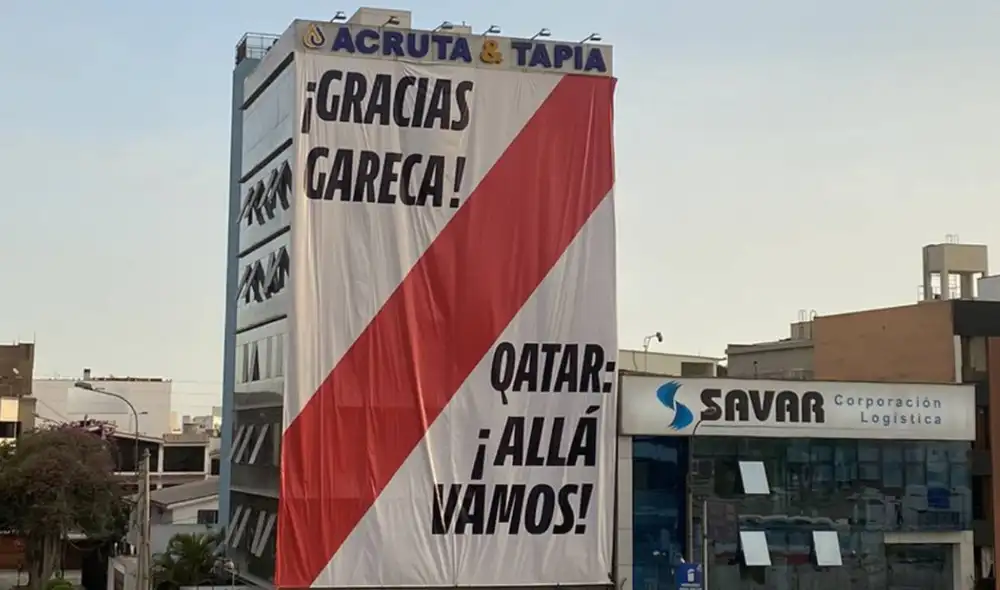 La gigantografía apareció en la Vía Expreas. Foto: Twitter