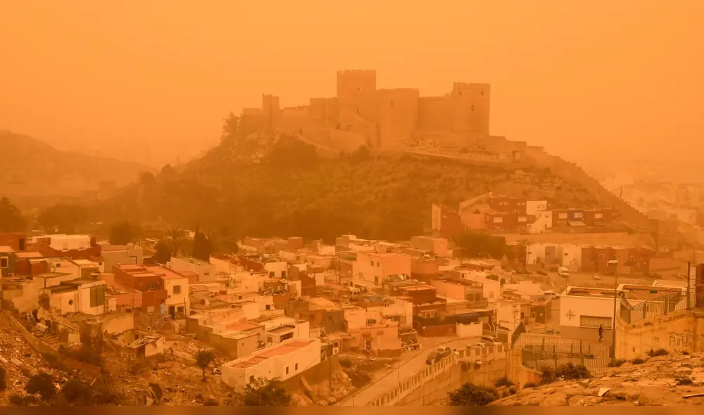 Zonas de España han despertado con cielos anaranjados. Esta situación ha empeorado la calidad de aire. Foto: Antena3 Zonas de España han despertado con cielos anaranjados. Esta situación ha empeorado la calidad de aire. Foto: Antena3