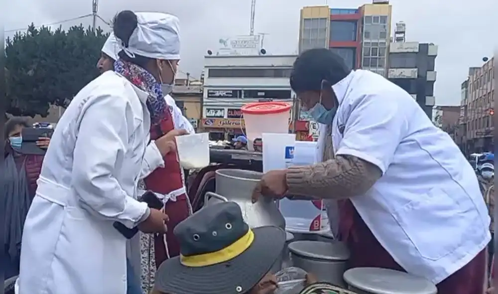 Ciudadanos llevaron la leche en botellas y bolsas. Foto: captura video Sin Fronteras Ciudadanos llevaron la leche en botellas y bolsas. Foto: captura video Sin Fronteras