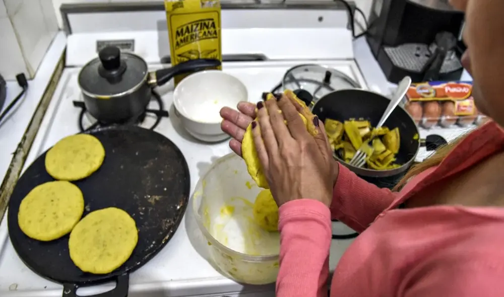 Al freír los alimentos se pueden acumular manchas de grasa en los alimentos. Foto: AFP
