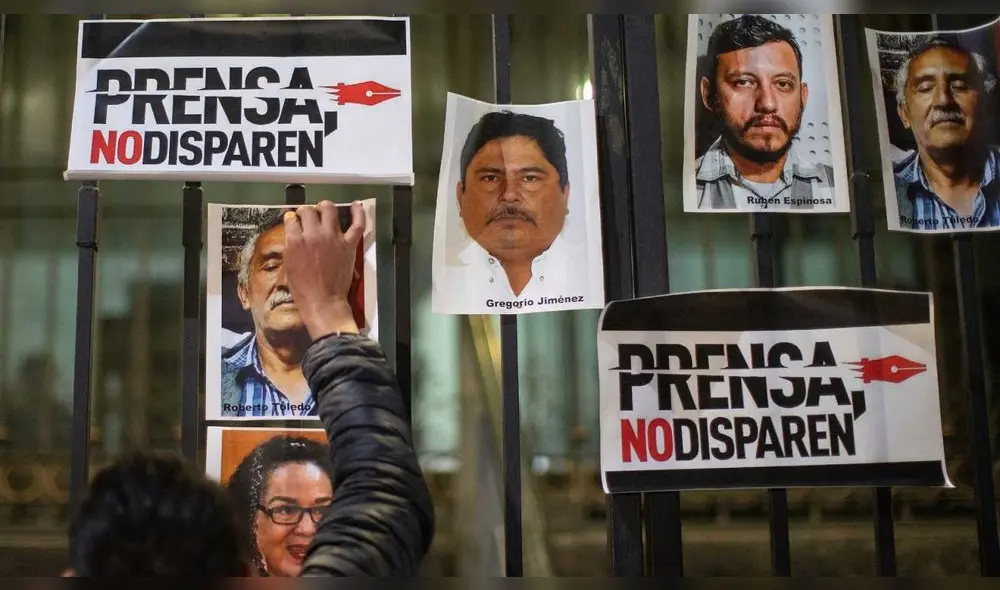 Un periodista pega una fotografía en el exterior de la Secretaria de Gobernación durante una protesta en México. Foto: EFE Un periodista pega una fotografía en el exterior de la Secretaria de Gobernación durante una protesta en México. Foto: EFE