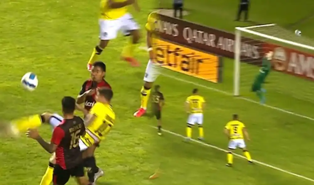 Carlos Cáceda fue clave para mantener el marcador 1-0 en el Melgar vs. Cienciano. Foto: captura de DirecTV Sports Carlos Cáceda fue clave para mantener el marcador 1-0 en el Melgar vs. Cienciano. Foto: captura de DirecTV Sports