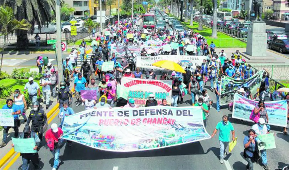 Protesta. Pescadores y comerciantes de Chancay llegaron a la embajada de España. Foto: John Reyes/ La República Protesta. Pescadores y comerciantes de Chancay llegaron a la embajada de España. Foto: John Reyes/ La República