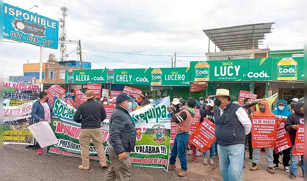 Protesta. En Arequipa se tomó por horas la panamericana Sur. Ganaderos marcharon hasta la planta de leche Gloria. Foto: cortesía Protesta. En Arequipa se tomó por horas la panamericana Sur. Ganaderos marcharon hasta la planta de leche Gloria. Foto: cortesía