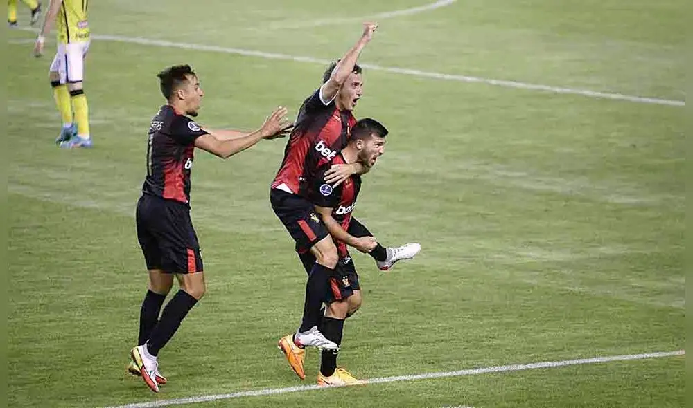 Duro. El clásico del Sur fue muy disputado. Foto: Rodrigo Talavera/ La República