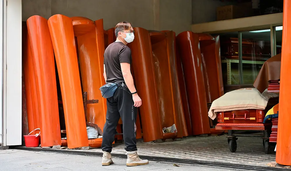 La falta de espacio en las morgues, debido a un fuerte aumento en los contagios atribuido a la variante ómicron, ha complicado la situación en Hong Kong. Foto: AFP