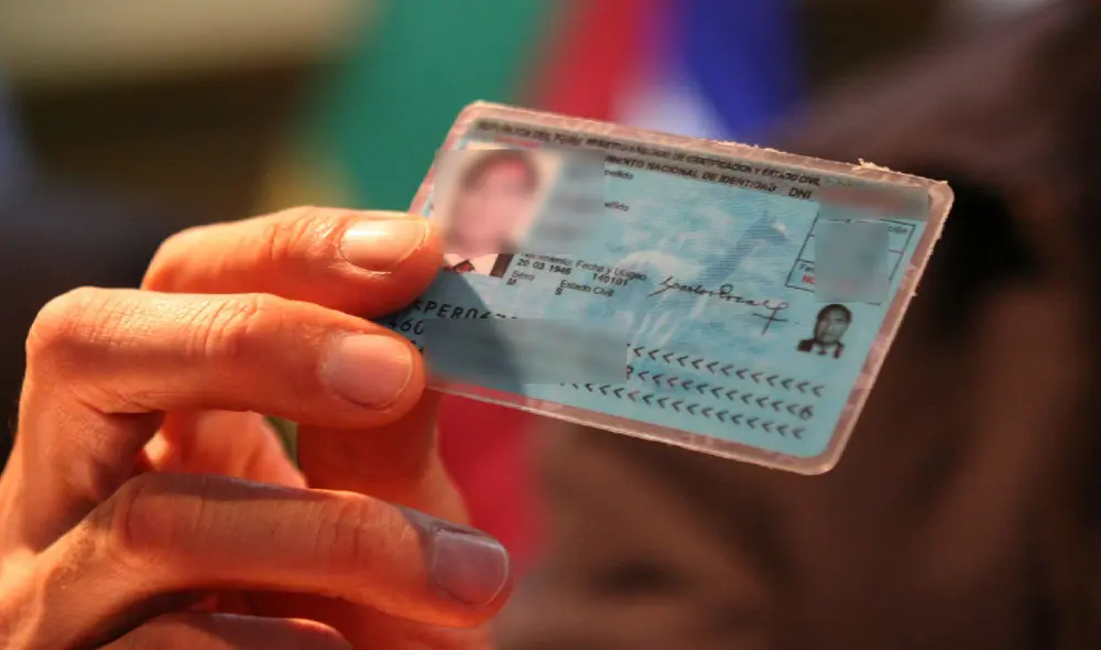 Giovanna Jessen, directora de Servicios Registrales de Reniec, señala que se está evaluando ampliar la vigencia de los DNI para evitar exposición de los ciudadanos. Foto: Andina