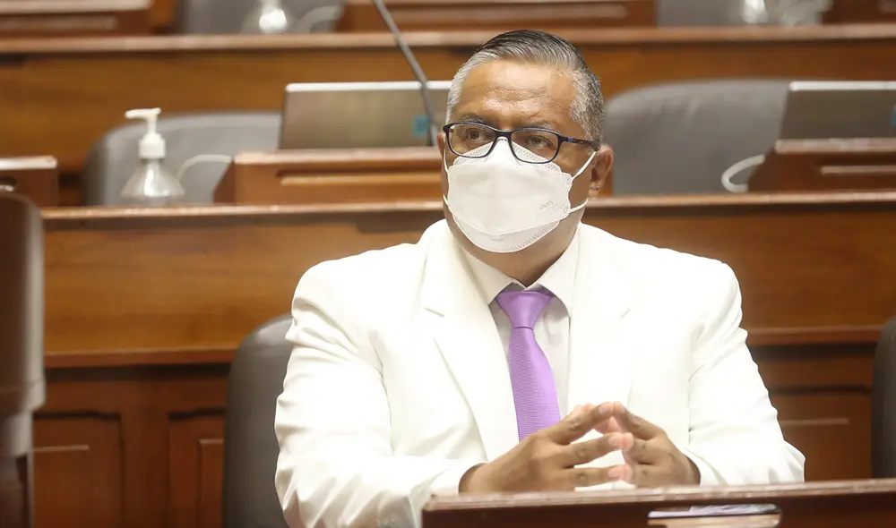 El ministro de Salud, Hernán Condori, respondió el pliego de preguntas del Congreso. Foto Congreso