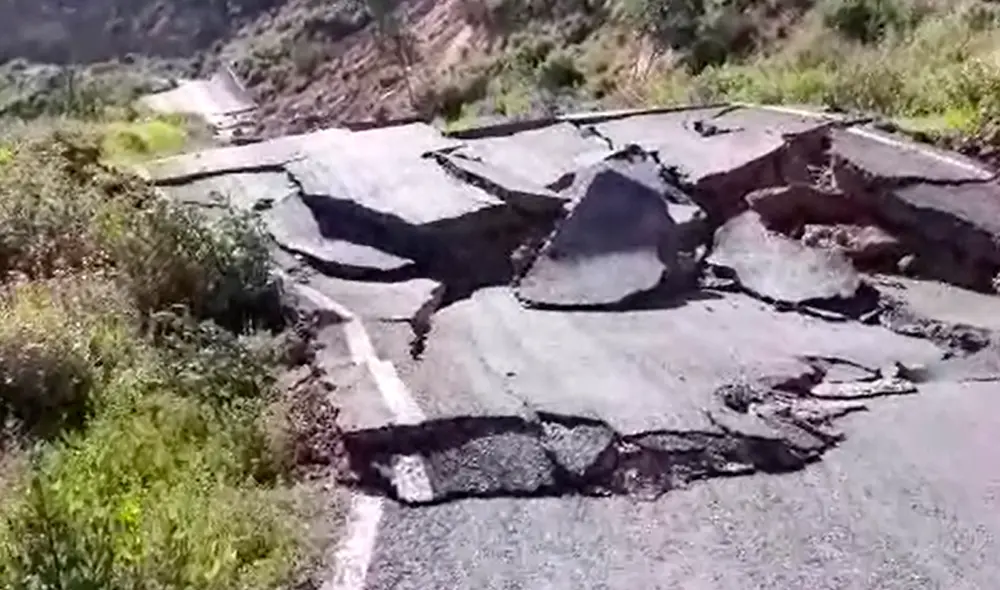 Carretera está bloqueada por derrumbes y rajaduras. Foto: Autocolca Carretera está bloqueada por derrumbes y rajaduras. Foto: Autocolca