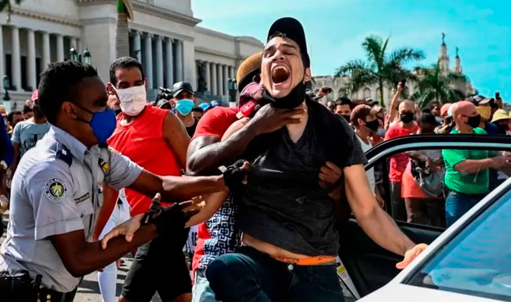 Miles de cubanos marcharon el domingo 11 de julio por las calles de todo el país al grito de “¡Libertad!”, “¡Abajo la dictadura!”, “No tenemos miedo”, y “Patria y vida”. Foto: AFP