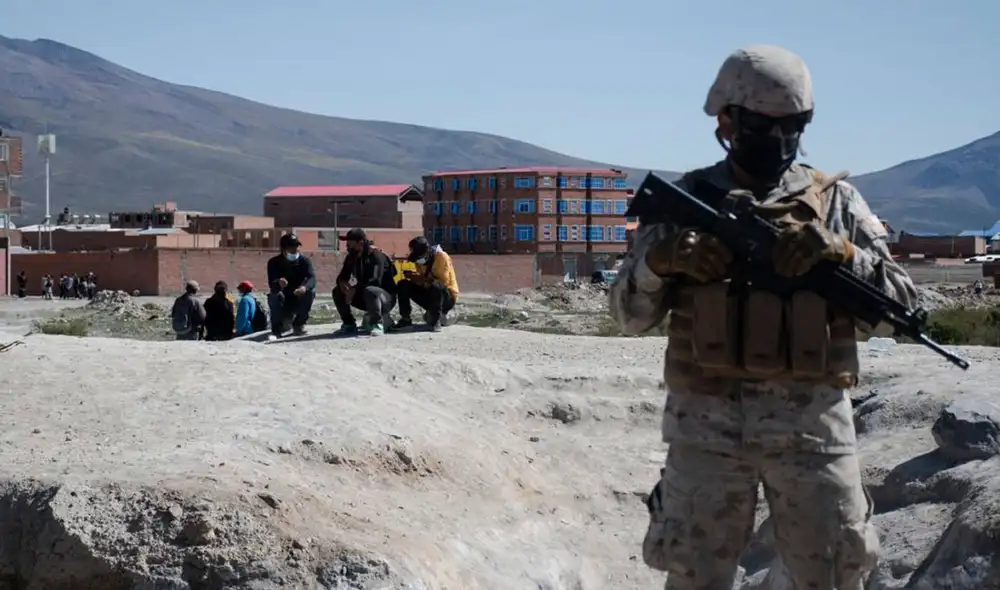 La llegada de entre 200 y 400 inmigrantes diarios a Colchane ha puesto al borde del colapso la infraestructura del pueblo. Foto: EFE