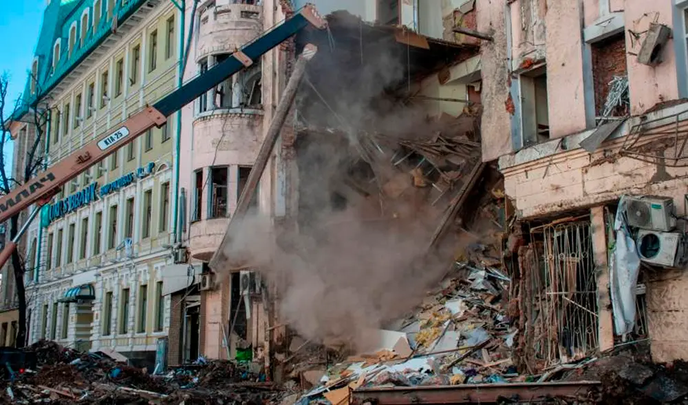 “La entrada del refugio está bloqueada por los escombros. Estamos verificando informaciones sobre las víctimas”, informó la alcaldía de Mariúpol. Foto: EFE