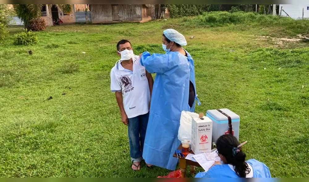 Personal de Salud acudió a comunidad nativa El Piñal para vacunar contra la COVID-19. Foto: Goresam Personal de Salud acudió a comunidad nativa El Piñal para vacunar contra la COVID-19. Foto: Goresam
