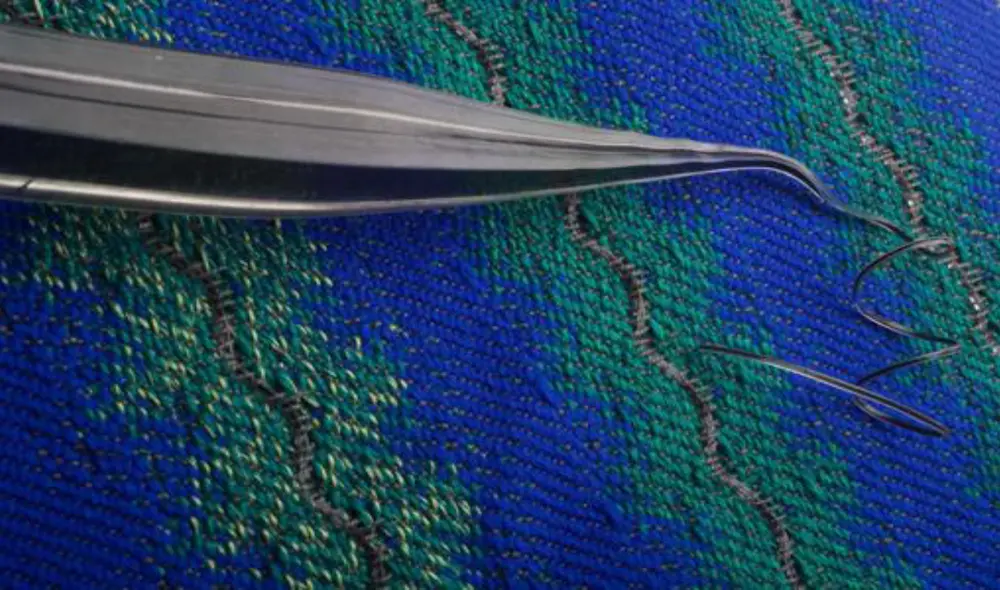 Tejido y su bloque de capas, en gris, con capacidades pizoeléctricas. Foto:  Fink Lab MIT/Elizabeth Meiklejohn RISD/Greg Hren