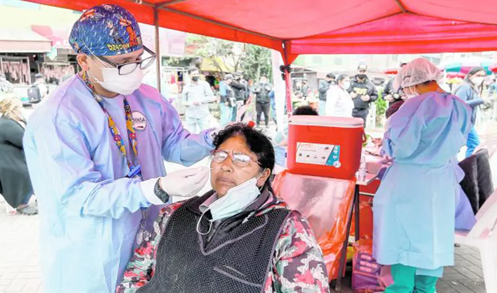 Hisopado. El INS continúa haciendo pruebas y tomando muestras a la población para ver el comportamiento del virus. Foto: difusión Hisopado. El INS continúa haciendo pruebas y tomando muestras a la población para ver el comportamiento del virus. Foto: difusión