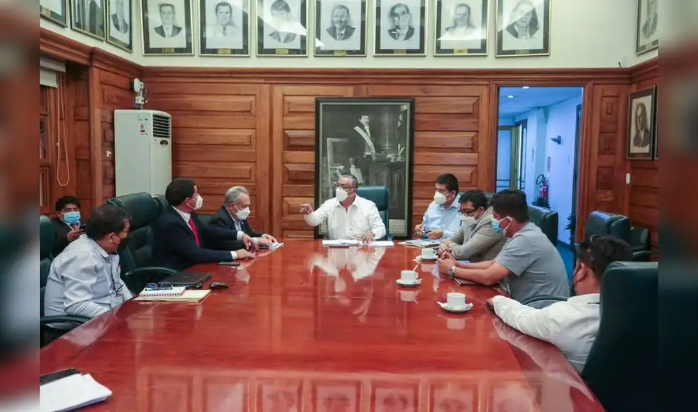 Hernán Condori es cuestionado por una supuesta promoción del agua arracimada y ofrecer un servicio de diagnóstico de cuello uterino en tan solo 1 minuto. Foto: Twitter de César Revilla