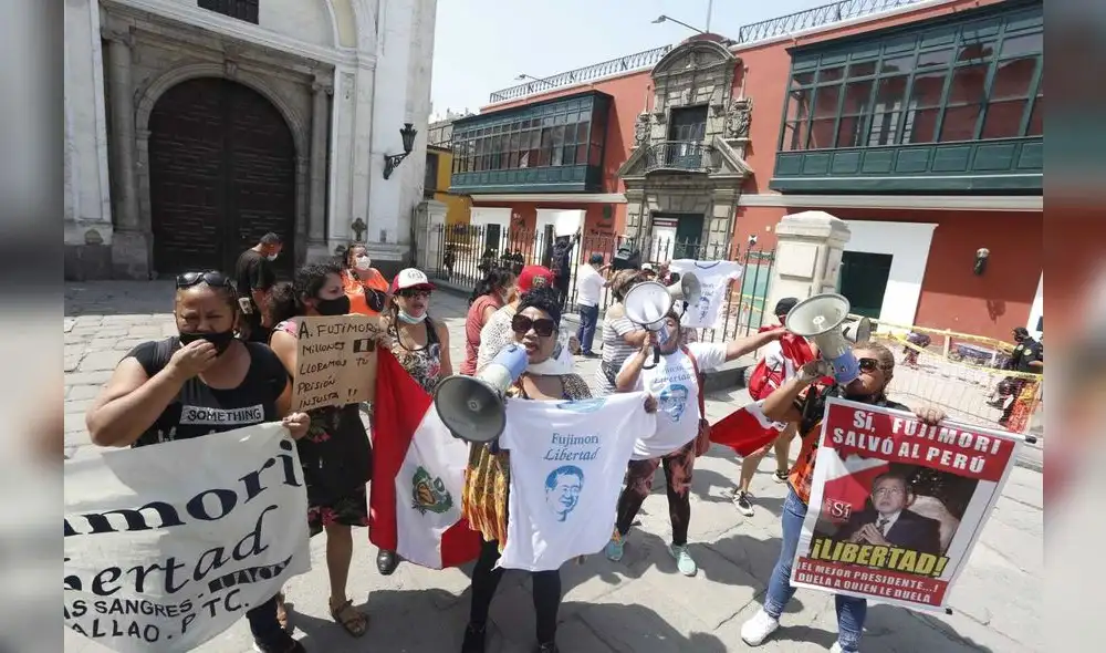 Alrededor de 24 personas reclamaban para la liberación de Alberto Fujimori. Fotos: Carlos Felix/La República