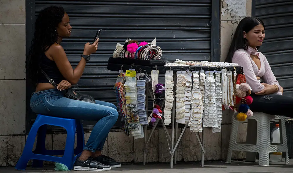 En Venezuela, donde se vive una delicada situación económica, muchas personas revisan con su Carnet de la Patria si hay nuevos bonos. El último anunciado por Maduro es el Bono 6to Aniversario de los CLAP. Foto: EFE En Venezuela, donde se vive una delicada situación económica, muchas personas revisan con su Carnet de la Patria si hay nuevos bonos. El último anunciado por Maduro es el Bono 6to Aniversario de los CLAP. Foto: EFE