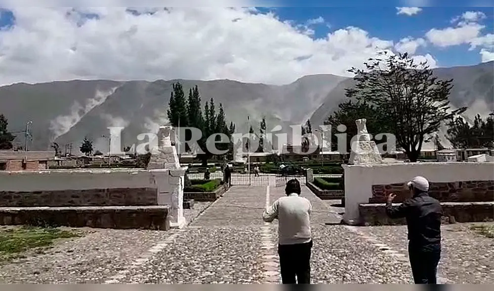 Tras el temblor, los pobladores se refugiaron en un portal dentro de la iglesia de Lari. Foto: captura video Rodrigo Talavera/La República Tras el temblor, los pobladores se refugiaron en un portal dentro de la iglesia de Lari. Foto: captura video Rodrigo Talavera/La República