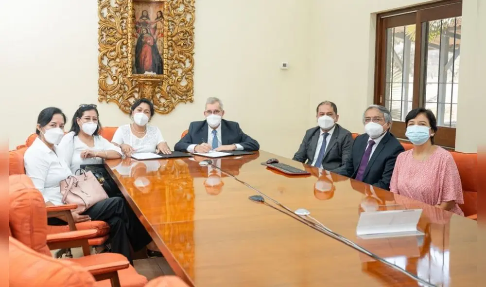 Autoridades del COAR y docentes de la UDEP se reúnen para firmar convenio. Foto: Udep.