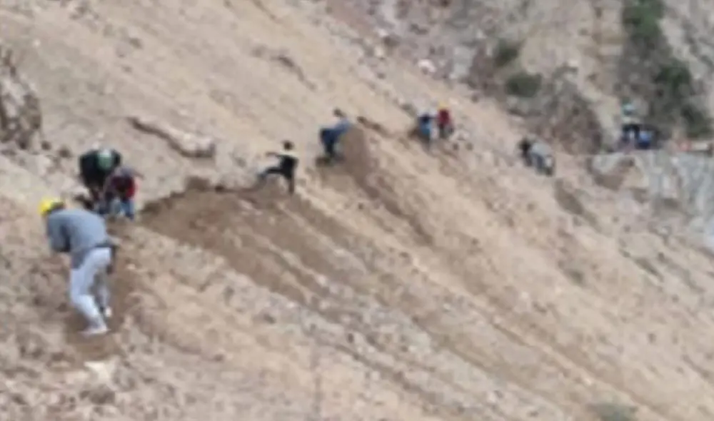 Ambos fueron retirados del socavón y llevados hasta el centro médico local. Foto: Trujillo Noticias