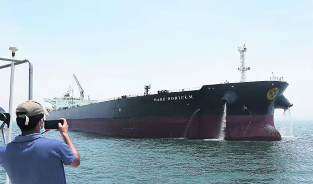 Alerta. Nave Mare Doricum permanece anclada en el mar mientras se realizan las indagaciones y se determinan las responsabilidades en este ecocidio. Foto: difusión Alerta. Nave Mare Doricum permanece anclada en el mar mientras se realizan las indagaciones y se determinan las responsabilidades en este ecocidio. Foto: difusión