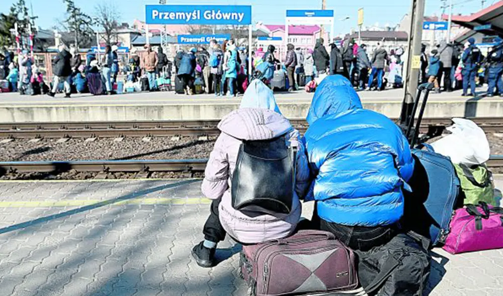 Tren a la vida. Así lucen los andenes de la estación del tren de pasajeros en la frontera que une Polonia con Ucrania. Foto: Agencia EFE