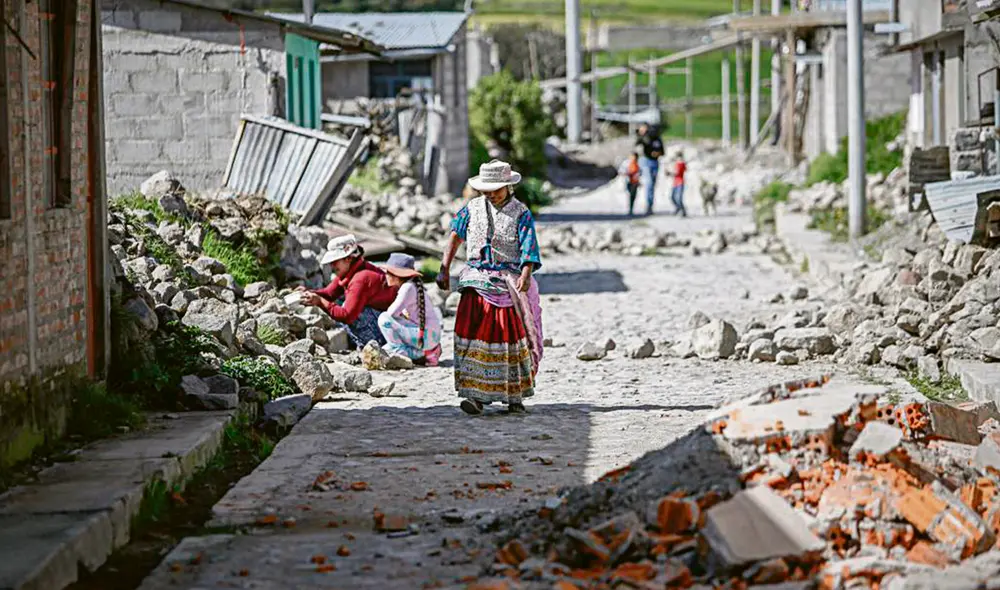 Escombros. Así lucen las calles de Maca, Madrigal, Lari y Pinchollo debido a la serie de sismos registrados esta semana. Foto: Rodrigo Talavera/La República Escombros. Así lucen las calles de Maca, Madrigal, Lari y Pinchollo debido a la serie de sismos registrados esta semana. Foto: Rodrigo Talavera/La República