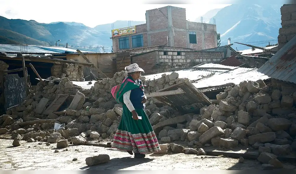 Desolación. Pobladores de Maca piden a autoridades los ayuden luego que sus viviendas se cayeran a causa de los fuertes sismos que se registran desde el martes. Foto: Rodrigo Talavera/ La República