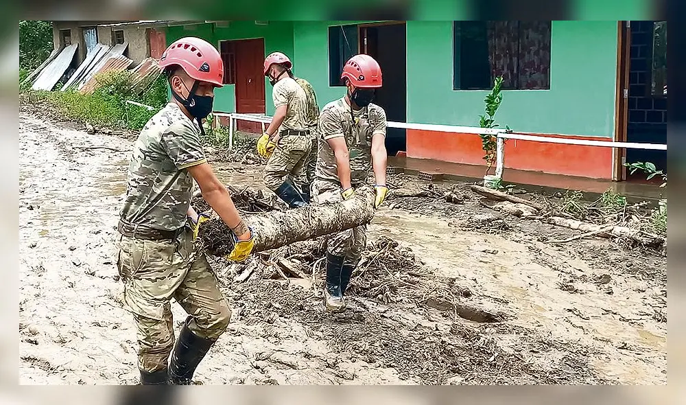 Apoyo. El Ejército Peruano apoya en labores de limpieza de todo el material arrastrado por el aluvión. Foto: La República