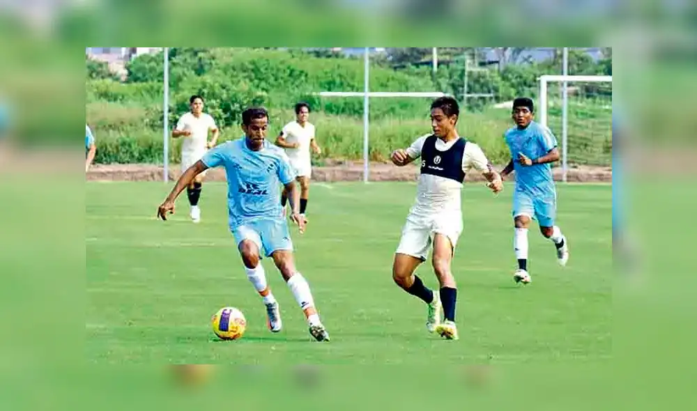 Amistoso. Ross pelea el balón en el partido ante la U. Foto: La República
