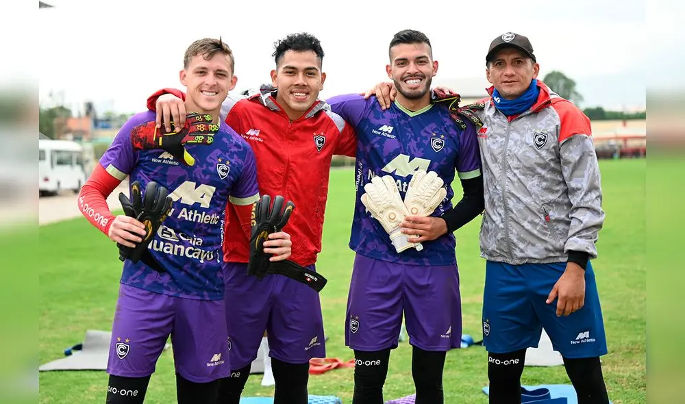 Vargas, con sus guantes de arquero, recibió el respaldo de sus compañeros Foto: Club Cienciano