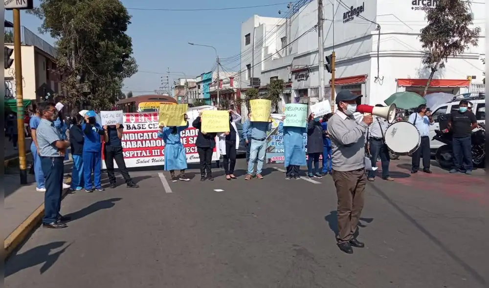 Personal del Goyeneche en contra de retiro de Guillermo Velarde. Foto: Alexis Choque/URPI Personal del Goyeneche en contra de retiro de Guillermo Velarde. Foto: Alexis Choque/URPI