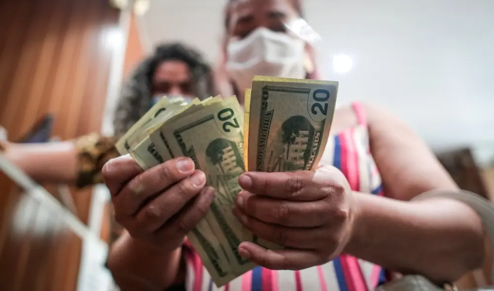 Conoce el precio de la moneda estadounidense de validez mundial en Perú, este sábado 19 de marzo. Foto: EFE.