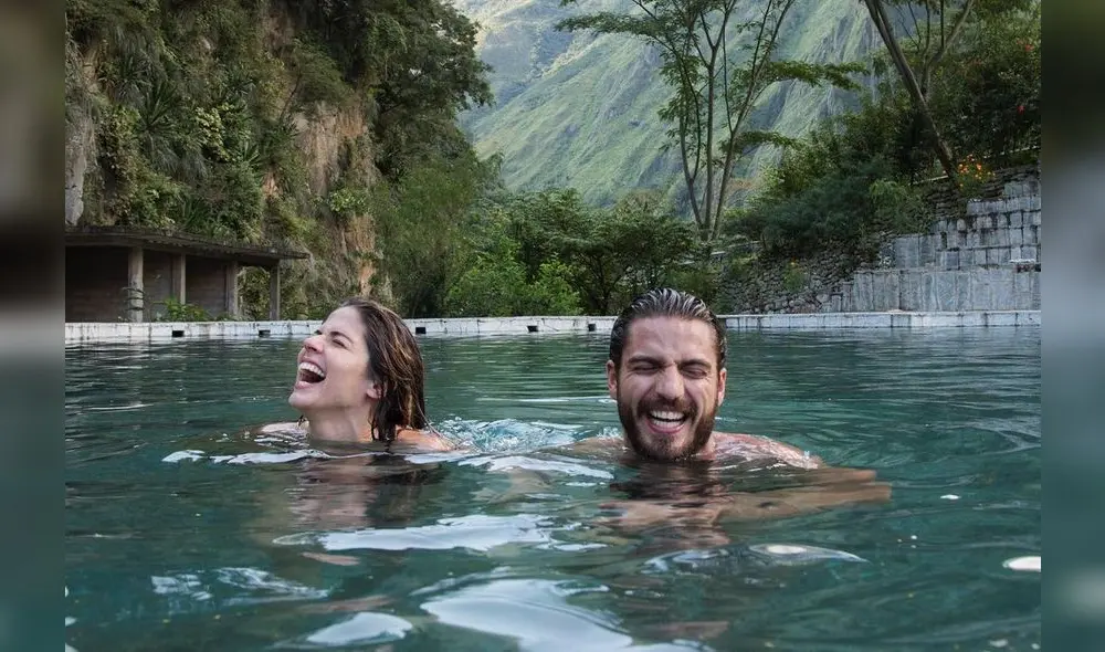 Stephanie Cayo y Maxi Iglesias en los Baños termales de Aguas Calientes en Cusco para "Hasta que nos volvamos a encontrar" de Netflix. Foto: Instagram/@unlunar