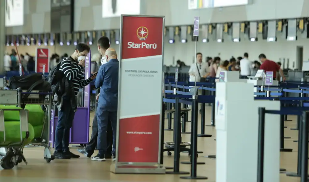 Peruanos deben presentar su carnet de vacunación con dosis completas para viajar al exterior. Foto: John Reyes / La República