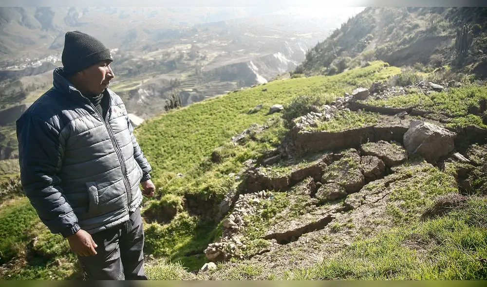 Se partió. Vico Pacco muestra como el cerro Chimpa se agrietó a causa de los sismos de los últimos días. Cultivos fueron afectados. Población pide ayuda. Foto: Rodrigo Talavera/La República